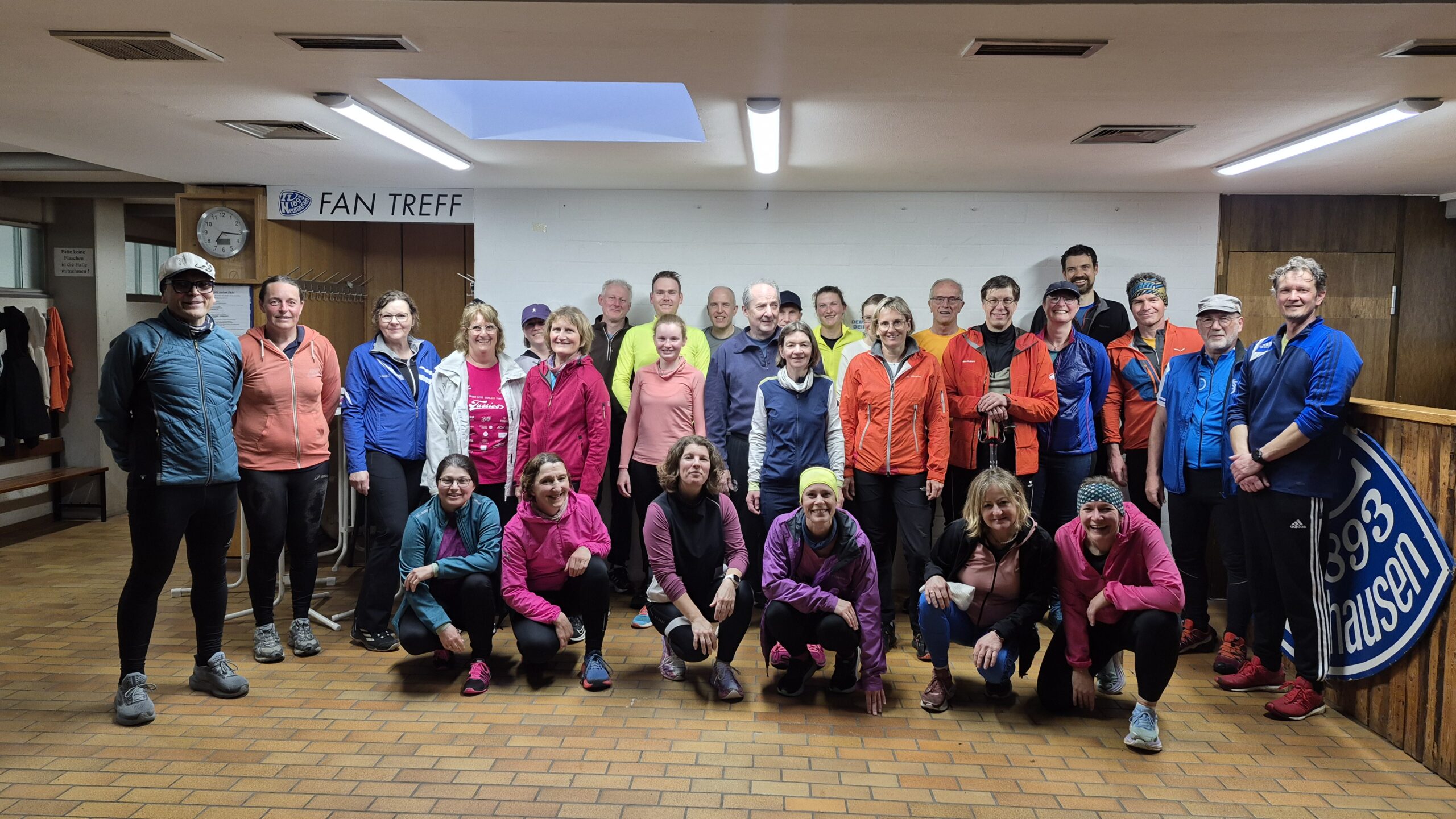 Gruppenfoto vom ersten Lauftreff an der Hofbühlhalle
